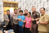 Keterangan foto : Kajati Sumut Idianto Mediasi Erlina Zebua dengan Korban Untuk Berdamai, Terdakwa Akhirnya Bisa Berkumpul Dengan Kelima Anaknya, Rabu (24/5/2023)