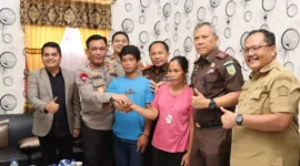 Keterangan foto : Kajati Sumut Idianto Mediasi Erlina Zebua dengan Korban Untuk Berdamai, Terdakwa Akhirnya Bisa Berkumpul Dengan Kelima Anaknya, Rabu (24/5/2023)