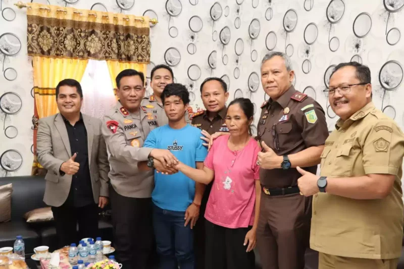 Keterangan foto : Kajati Sumut Idianto Mediasi Erlina Zebua dengan Korban Untuk Berdamai, Terdakwa Akhirnya Bisa Berkumpul Dengan Kelima Anaknya, Rabu (24/5/2023)