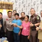 Keterangan foto : Kajati Sumut Idianto Mediasi Erlina Zebua dengan Korban Untuk Berdamai, Terdakwa Akhirnya Bisa Berkumpul Dengan Kelima Anaknya, Rabu (24/5/2023)