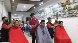 Foto: Kegiatan Pesta Cukur Rambut Gratis digelar serentak pada kantor pertanahan se-Indonesia.