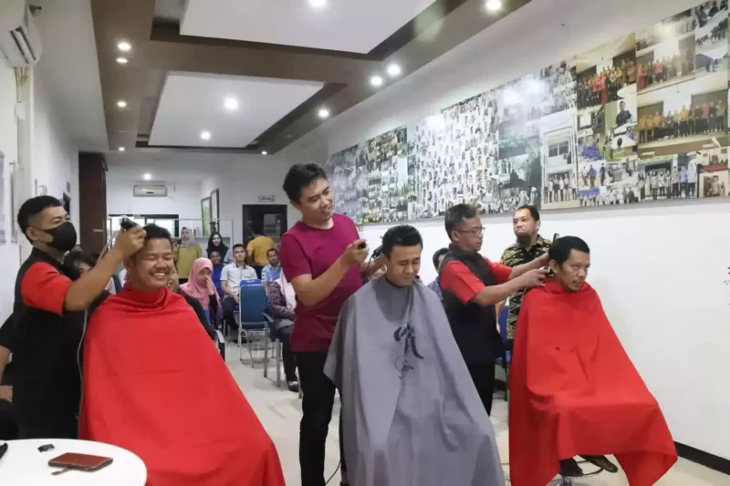 Foto: Kegiatan Pesta Cukur Rambut Gratis digelar serentak pada kantor pertanahan se-Indonesia.