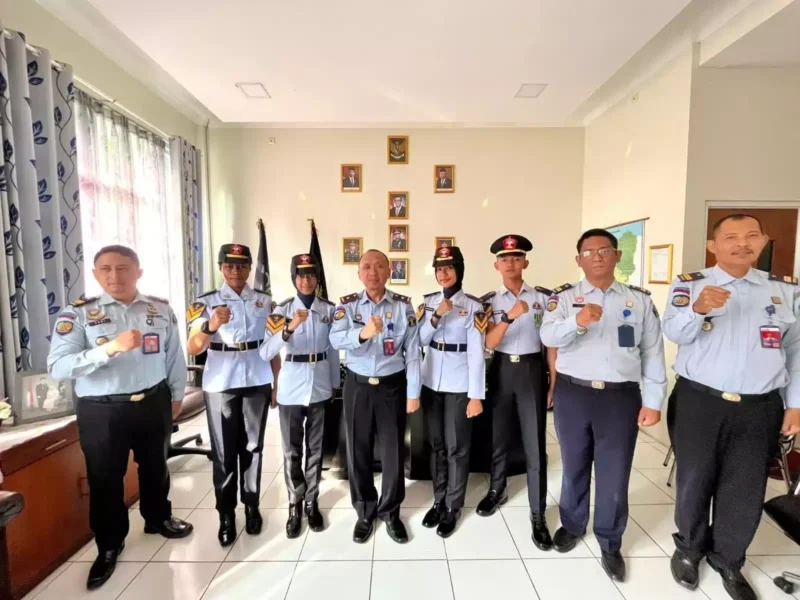 Keterangan Foto : Para Taruna dan Taruni Poltekip disambut langsung oleh Kepala Bapas Subang, Tendi Kustendi, beserta Kaur TU, Kasubsi BKD, dan Kasubsi BKA, (Selasa, 30/5/2023) 