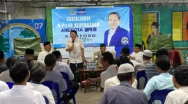 Keterangan foto : Kegiatan Pembangunan Lapen Jalan Desa Daroyon yang di duga di kerjakan bukan oleh TPK ( 31/5/2023 )