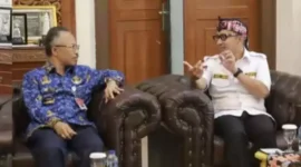 Foto : Eko Prasetyanto Purnomo Putro Dirjen Pemdes Kemendagri Bersama Tanto Warsono Arban Wakil Bupati Pandeglang di Ruang Garuda, Rumah Dinas Bupati Pandeglang, Selasa (2/5/2023).