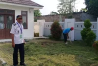 Keterangan Foto: Lurah Pakuhaji Suyatno disela-sela kegiatannya saat memotong rumput dihalaman Kantor Kelurahan Pakuhaji Kabupaten Tangerang pada Rabu (10/5).