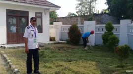 Keterangan Foto: Lurah Pakuhaji Suyatno disela-sela kegiatannya saat memotong rumput dihalaman Kantor Kelurahan Pakuhaji Kabupaten Tangerang pada Rabu (10/5).