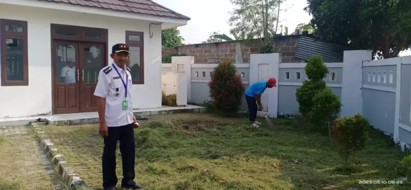 Keterangan Foto: Lurah Pakuhaji Suyatno disela-sela kegiatannya saat memotong rumput dihalaman Kantor Kelurahan Pakuhaji Kabupaten Tangerang pada Rabu (10/5).