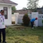 Keterangan Foto: Lurah Pakuhaji Suyatno disela-sela kegiatannya saat memotong rumput dihalaman Kantor Kelurahan Pakuhaji Kabupaten Tangerang pada Rabu (10/5).