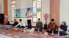 Foto: Camat Pakuhaji Asmawi saat memberikan arahan kepada calon jamaah haji Kecamatan Pakuhaji pada Rabu(10/5).