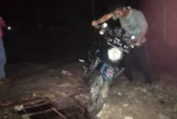 Keterangan foto : pengendara roda dua yang melintasi jalur Pertelon – Kanaga terpelosok karena jalan licin dan ancur bergelombang, Kamis (18/5/2023)