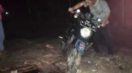 Keterangan foto : pengendara roda dua yang melintasi jalur Pertelon – Kanaga terpelosok karena jalan licin dan ancur bergelombang, Kamis (18/5/2023)