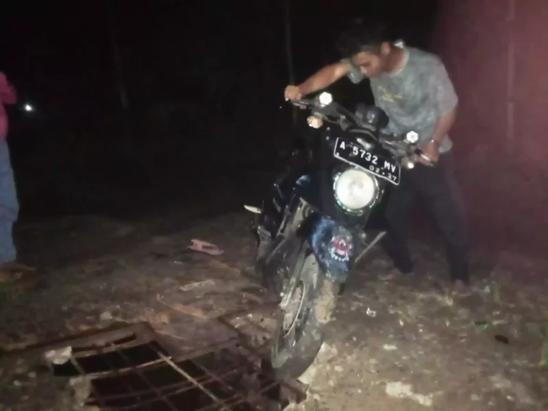 Keterangan foto : pengendara roda dua yang melintasi jalur Pertelon – Kanaga terpelosok karena jalan licin dan ancur bergelombang, Kamis (18/5/2023)