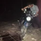 Keterangan foto : pengendara roda dua yang melintasi jalur Pertelon – Kanaga terpelosok karena jalan licin dan ancur bergelombang, Kamis (18/5/2023)