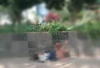 Poto : ODGJ yang di biarkan oleh pihak otoritas setempat menambah kesan kumuh alun alun rangkasbitung