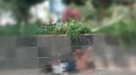Poto : ODGJ yang di biarkan oleh pihak otoritas setempat menambah kesan kumuh alun alun rangkasbitung