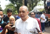 Foto: Bupati Tangerang A.Zaki Iskandar Bagikan Door Prize di Puncak Acara Perayaan Hari Buruh. Sabtu (6/5).