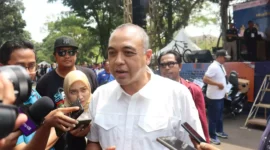 Foto: Bupati Tangerang A.Zaki Iskandar Bagikan Door Prize di Puncak Acara Perayaan Hari Buruh. Sabtu (6/5).