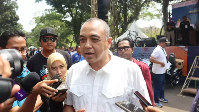 Foto: Bupati Tangerang A.Zaki Iskandar Bagikan Door Prize di Puncak Acara Perayaan Hari Buruh. Sabtu (6/5).