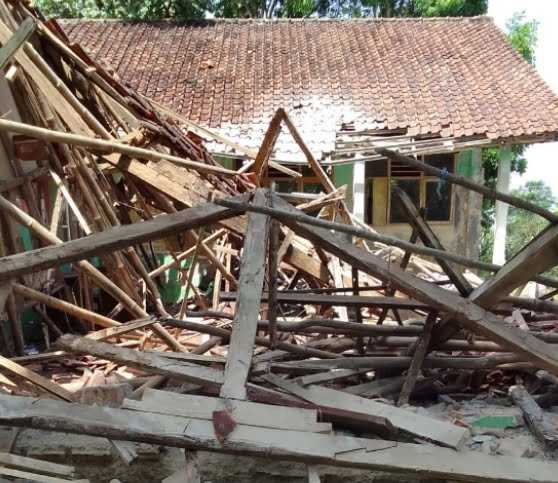 Naas : Dihari Pendidikan Nasional Orang Tua Siswa Tertimpa Bangunan Sekolah Yang Ambruk I Teras Media