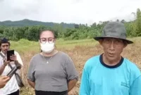 Foto : Novi Susilawati bersama warga Karag yang lahan pesawahannya tak bisa digarap