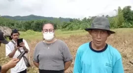 Foto : Novi Susilawati bersama warga Karag yang lahan pesawahannya tak bisa digarap