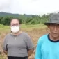 Foto : Novi Susilawati bersama warga Karag yang lahan pesawahannya tak bisa digarap