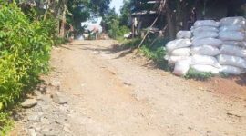Keterangan foto : jalan poros desa yang menghubungkan tiga desa, yakni Desa Cikareo, Parungkujang dan Desa Kujangsari Kabupaten Lebak Banten, Selasa (10/5/2023)