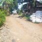 Keterangan foto : jalan poros desa yang menghubungkan tiga desa, yakni Desa Cikareo, Parungkujang dan Desa Kujangsari Kabupaten Lebak Banten, Selasa (10/5/2023)