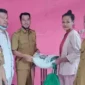 Poto : Sekdes, Ekbang dan Perwakilan PT Pos saat membagikan beras 