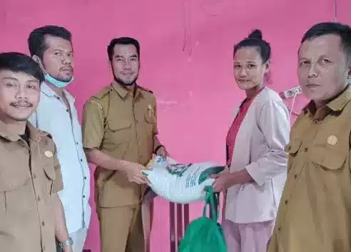 Horeeee : 290 KPM Desa Pasarkeong Sumbringah Dapat Bantuan Beras 10 Kg Program Ketahanan Pangan I Teras Media