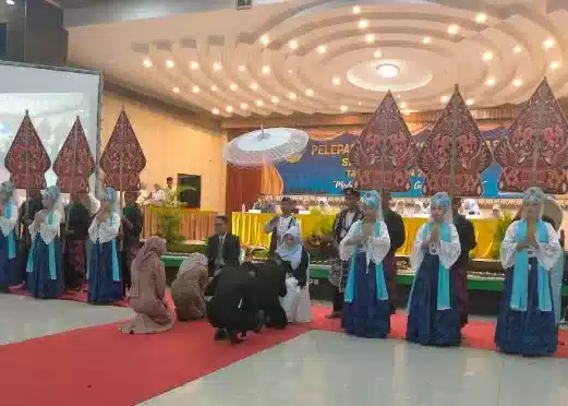 Kepsek SMKN 2 Rangkasbitung Wisuda 496 Peserta Didik Kelas XII Dengan Penuh haru I Teras Media