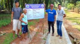 Poto : Kepala Desa Banjarsari bersama warga saat memantau pembangunan jalan lingkungan