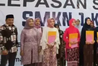 Poto : Dewan Penasehat Komite Sekolah saat Poto bersama Kepala Sekolah dan Wisudawati