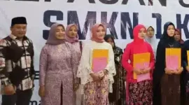 Poto : Dewan Penasehat Komite Sekolah saat Poto bersama Kepala Sekolah dan Wisudawati