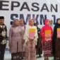 Poto : Dewan Penasehat Komite Sekolah saat Poto bersama Kepala Sekolah dan Wisudawati