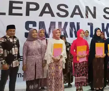 Dewan Penasehat Komite Beri Wejangan Saat Pelepasan 90 Peserta Didik SMKN 1 Kalanganyar I Teras Media