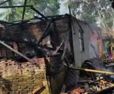 Rumah Hangus Terbakar di Kampung Ciunek, Masyarakat Berharap Bantuan I Teras Media