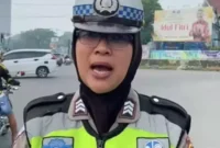 Keterangan foto : Personil Polres Lebak, Brigadir Mevi Mariska saat melakukan pengaturan lalulintas di jalan Malangnengah, Senin (1/5/2023)