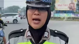 Keterangan foto : Personil Polres Lebak, Brigadir Mevi Mariska saat melakukan pengaturan lalulintas di jalan Malangnengah, Senin (1/5/2023)