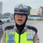Keterangan foto : Personil Polres Lebak, Brigadir Mevi Mariska saat melakukan pengaturan lalulintas di jalan Malangnengah, Senin (1/5/2023)