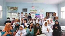 Keterangan foto : Para siswa-siswi sedang mengucapkan minal aidzin walfaidzin di ruangan kelas, Selasa (2/5/2023)