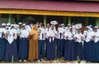 Keterangan foto : Para siswa dan siswi SMP sedang berfoto di depan kelas, Selasa (2/5/2023)