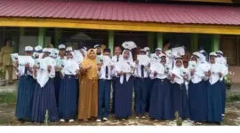 Keterangan foto : Para siswa dan siswi SMP sedang berfoto di depan kelas, Selasa (2/5/2023)