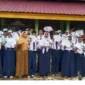 Keterangan foto : Para siswa dan siswi SMP sedang berfoto di depan kelas, Selasa (2/5/2023)