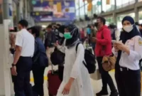 Keterangan foto : Penumpang PT KAI saat berada di stasiun, Selasa (2/5/2023)
