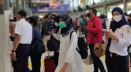 Keterangan foto : Penumpang PT KAI saat berada di stasiun, Selasa (2/5/2023)