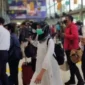 Keterangan foto : Penumpang PT KAI saat berada di stasiun, Selasa (2/5/2023)
