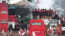 Keterangan foto : Timnas Indonesia U-22 yang berhasil membawa pulang medali emas dari laga SEA Games 2023 disambut dengan arak-arakan pada Jumat (19/5) kemarin.