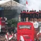 Keterangan foto : Timnas Indonesia U-22 yang berhasil membawa pulang medali emas dari laga SEA Games 2023 disambut dengan arak-arakan pada Jumat (19/5) kemarin.